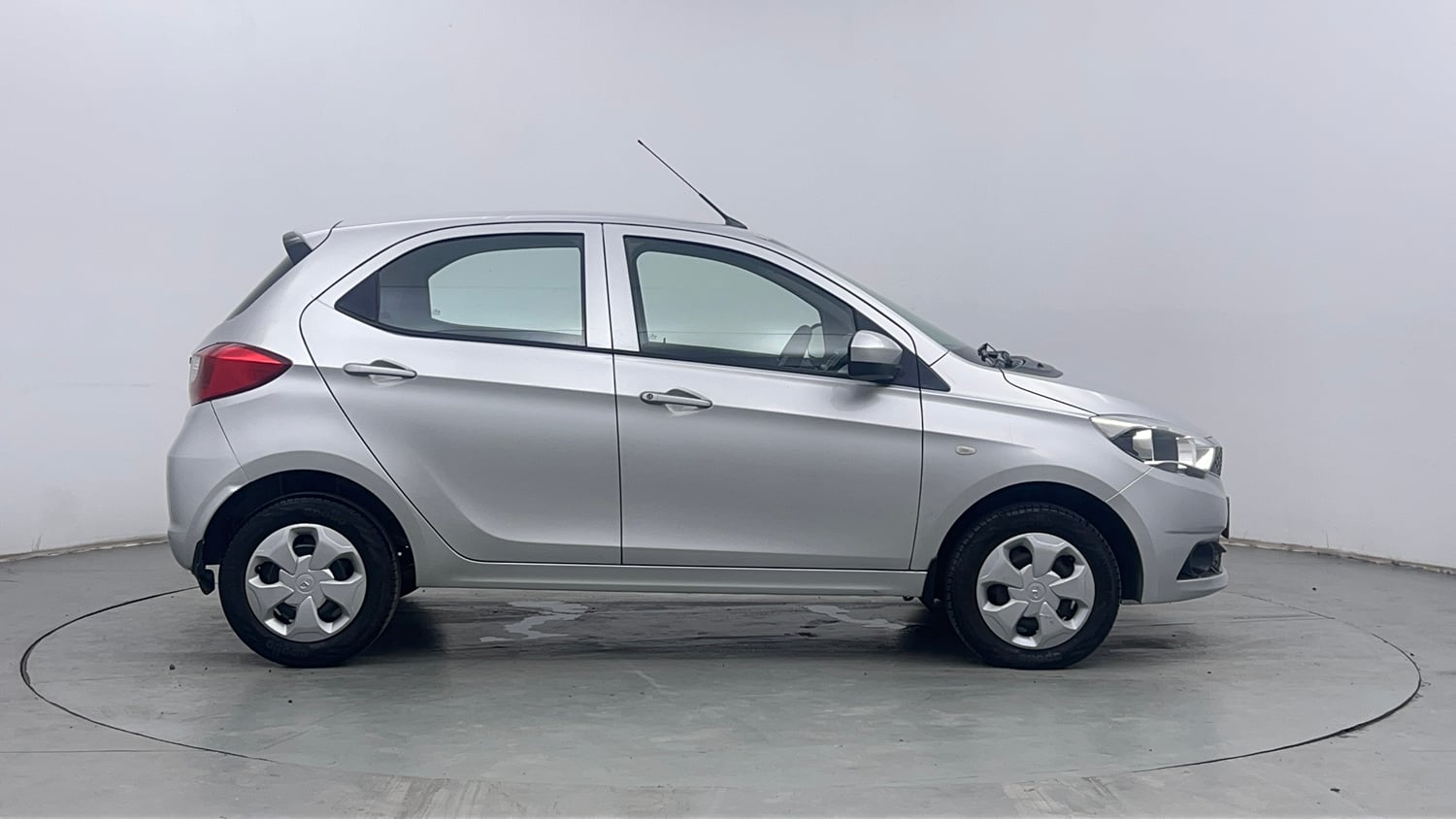 Used 2018 Tata Tiago Revotron XT Petrol Manual exterior RIGHT SIDE VIEW