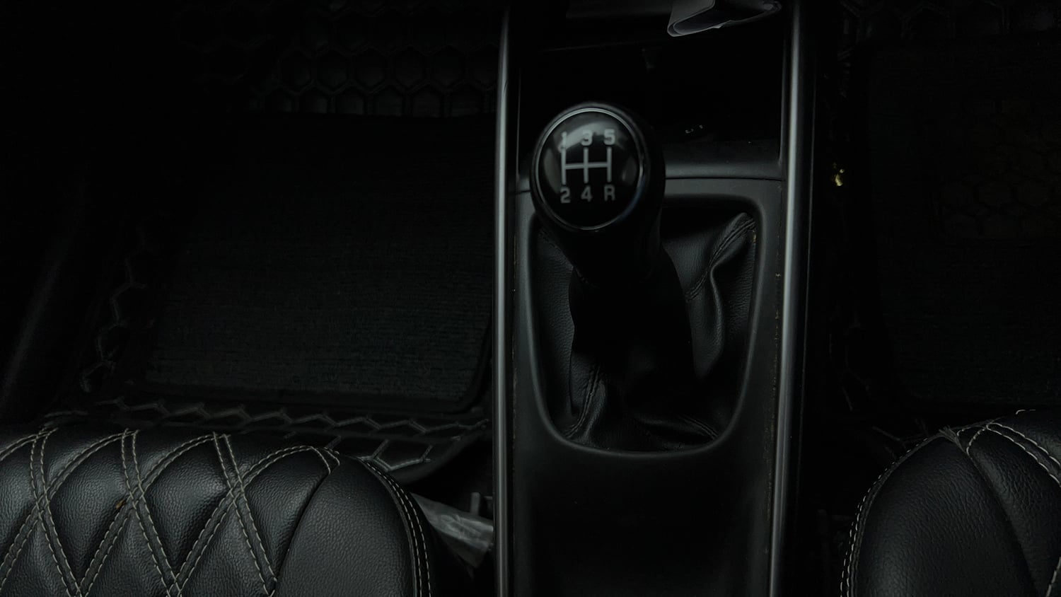 Used 2021 Maruti Suzuki Baleno Zeta Petrol Manual interior GEAR  KNOB VIEW