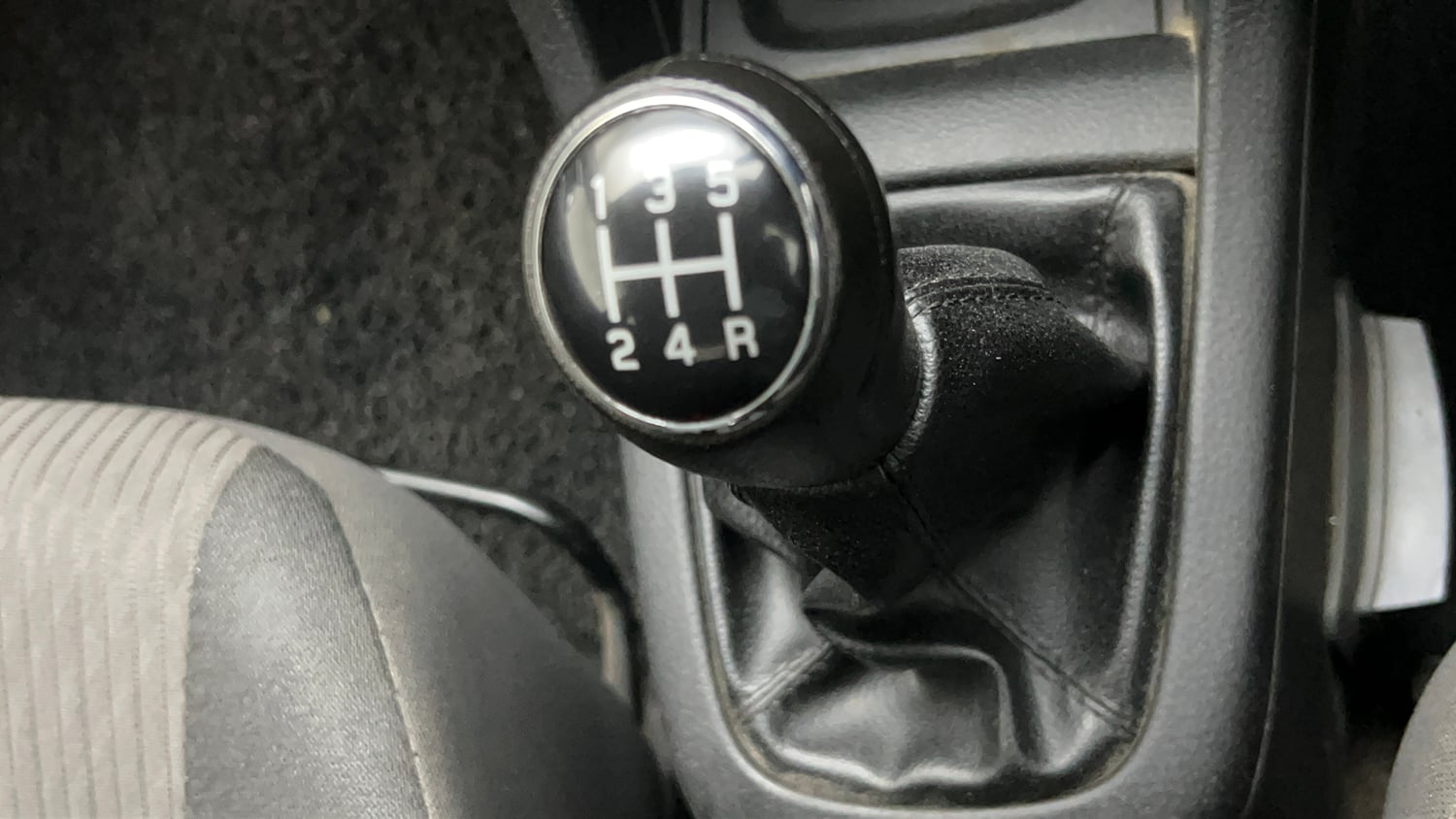 Used 2015 Maruti Suzuki Swift VXi Petrol Manual interior GEAR  KNOB VIEW