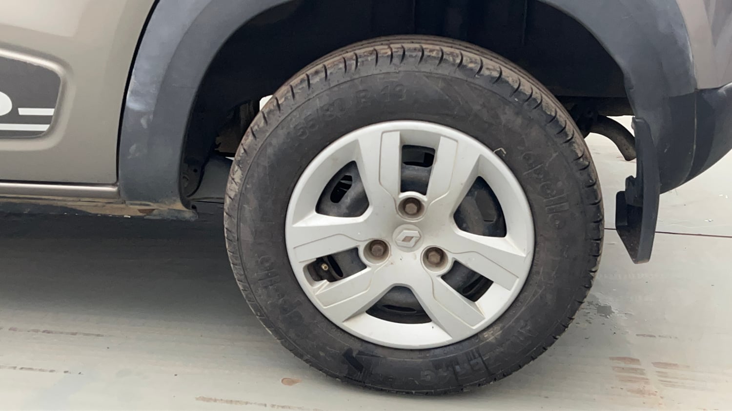 Used 2018 Renault Kwid RXT (O) 1.0 SCE Edition Petrol Manual tyres LEFT REAR TYRE RIM VIEW