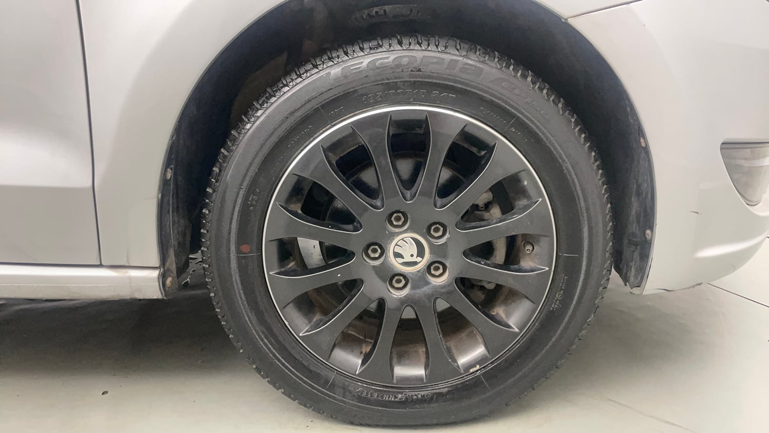 Used 2015 Skoda Rapid 1.6 MPI Elegance Petrol Manual tyres RIGHT FRONT TYRE RIM VIEW