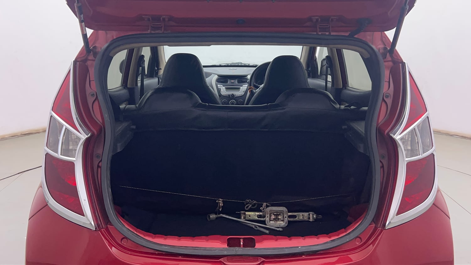 Used 2018 Hyundai Eon Magna + Petrol Manual interior DICKY INSIDE VIEW