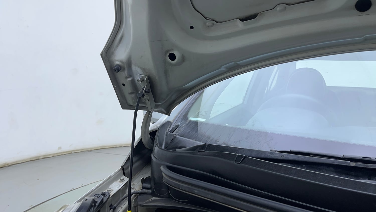 Used 2016 Hyundai Xcent SX 1.1 CRDi Diesel Manual engine ENGINE RIGHT SIDE HINGE & APRON VIEW