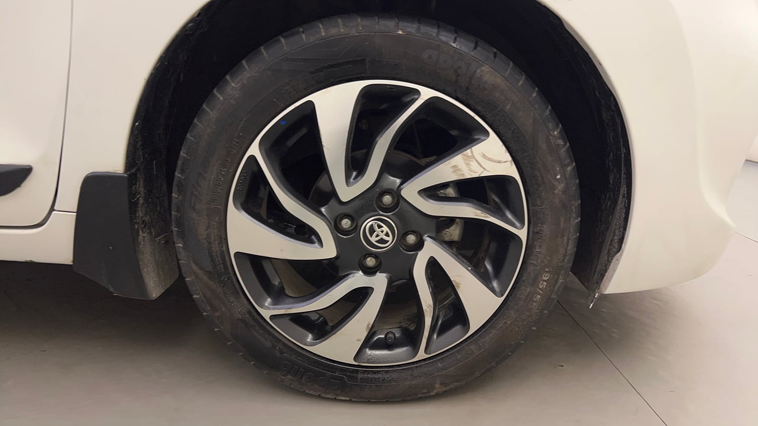 Used 2021 Toyota Glanza V CVT Petrol Automatic tyres RIGHT FRONT TYRE RIM VIEW