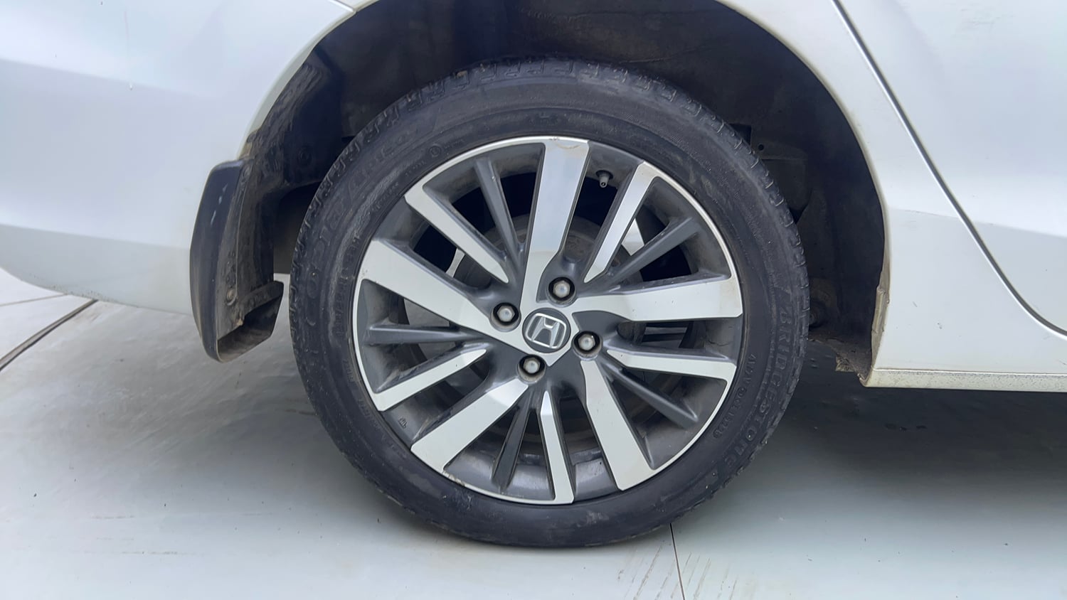 Used 2022 Honda City ZX Petrol Petrol Manual tyres RIGHT REAR TYRE RIM VIEW