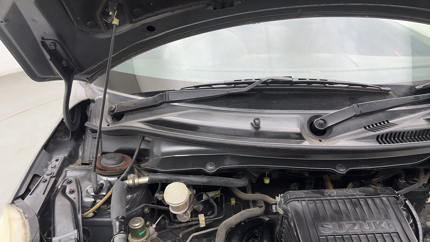 Used 2014 Maruti Suzuki Swift VXi Petrol Manual engine ENGINE RIGHT SIDE HINGE & APRON VIEW