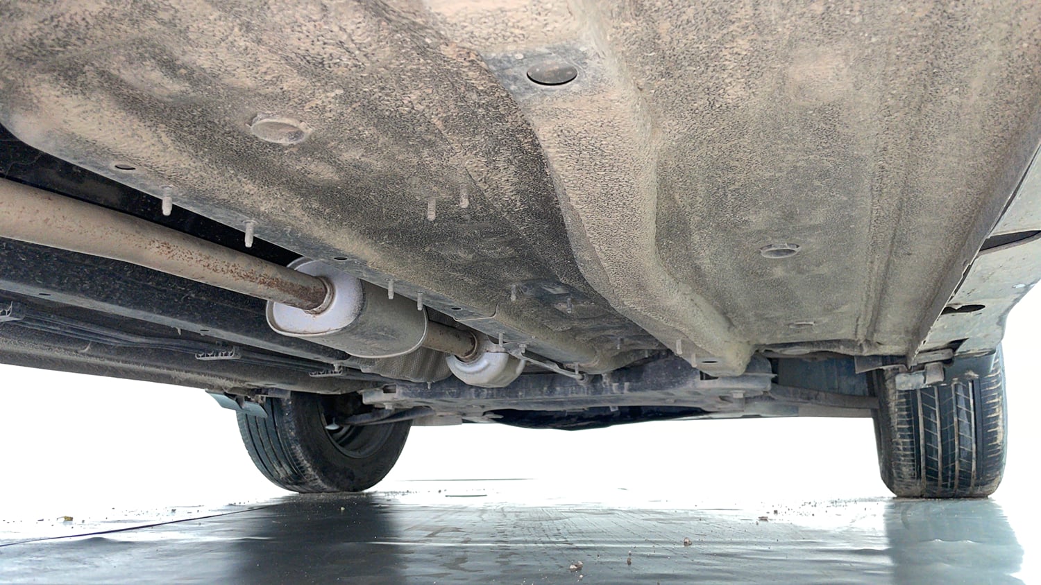 Used 2024 Kia Sonet HTK (O) 1.2 Petrol MT Petrol Manual extra REAR RIGHT UNDERBODY VIEW