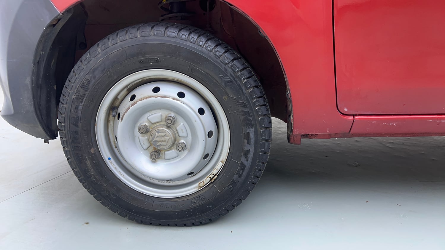 Used 2013 Maruti Suzuki Alto 800 Lx Petrol Manual tyres LEFT FRONT TYRE RIM VIEW