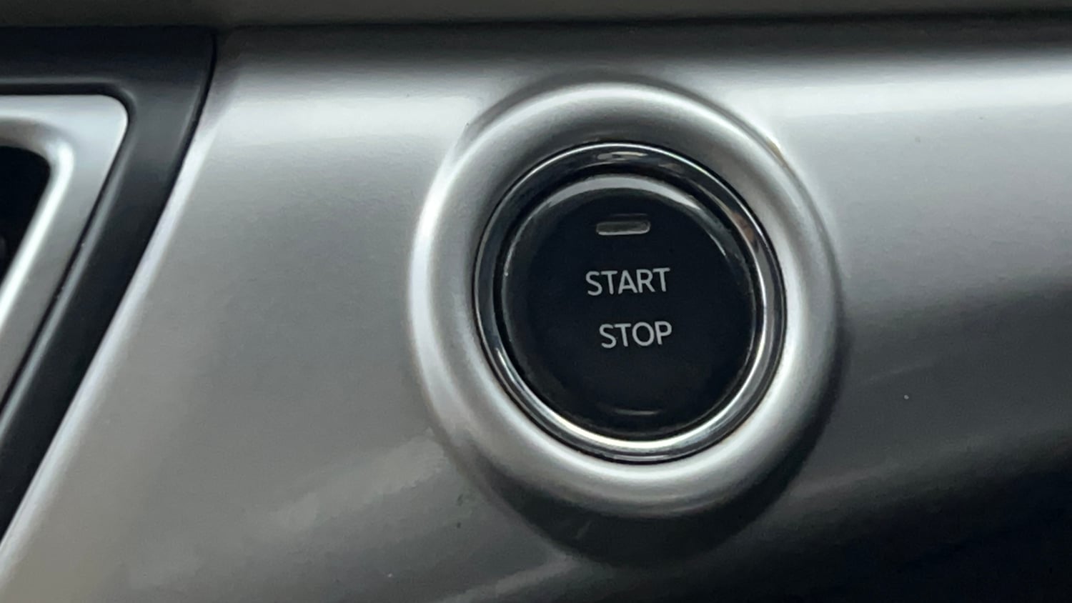 Used 2022 Mahindra XUV700 AX 7 Petrol MT 7 STR Petrol Manual top_features Keyless start