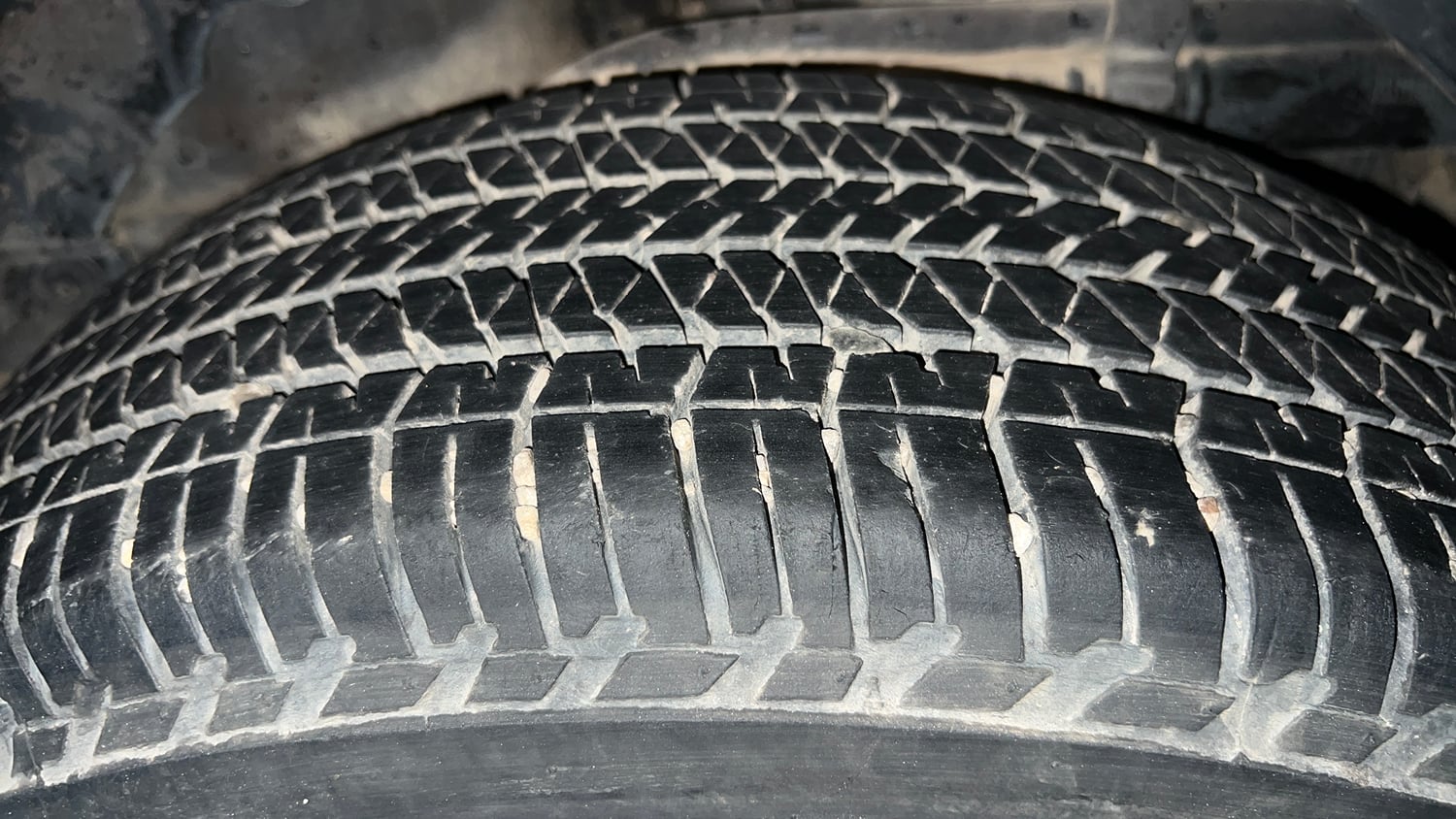 Used 2019 Mahindra XUV500 W5 Diesel Manual tyres LEFT REAR TYRE TREAD VIEW
