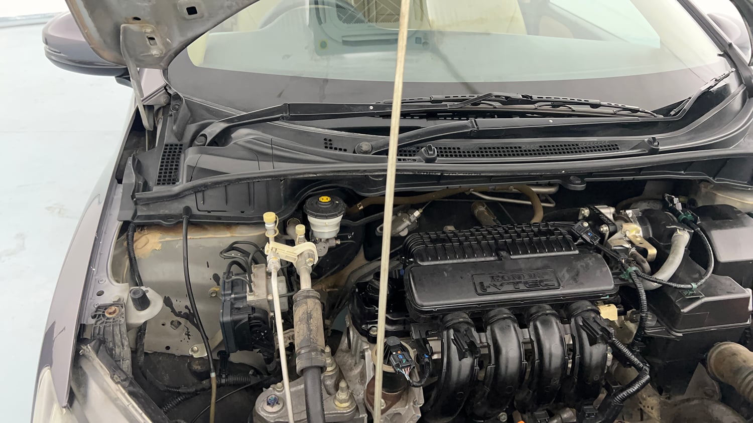 Used 2018 Honda City V Petrol Petrol Manual engine ENGINE RIGHT SIDE HINGE & APRON VIEW