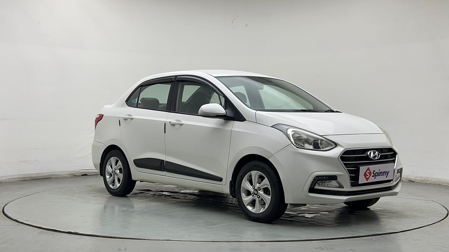 Used 2018 Hyundai Xcent SX Petrol Manual exterior RIGHT FRONT CORNER VIEW
