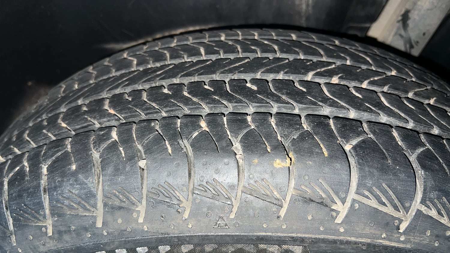 Used 2023 Maruti Suzuki Grand Vitara Zeta Plus Intelligent Hybrid eCVT Hybrid Automatic tyres LEFT REAR TYRE TREAD VIEW
