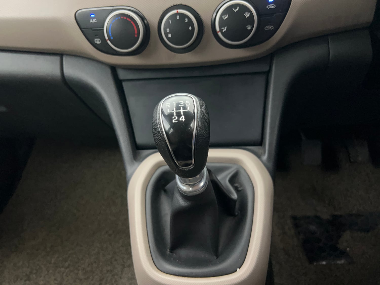 Used 2016 Hyundai Xcent SX 1.1 CRDi Diesel Manual interior GEAR  KNOB VIEW