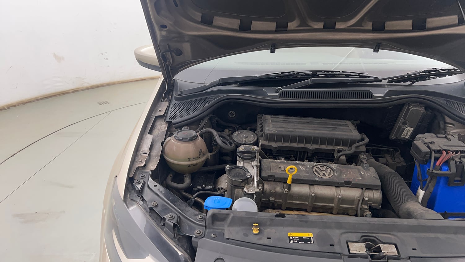 Used 2019 Volkswagen Vento Highline 1.6 (P) Petrol Manual engine ENGINE RIGHT SIDE HINGE & APRON VIEW