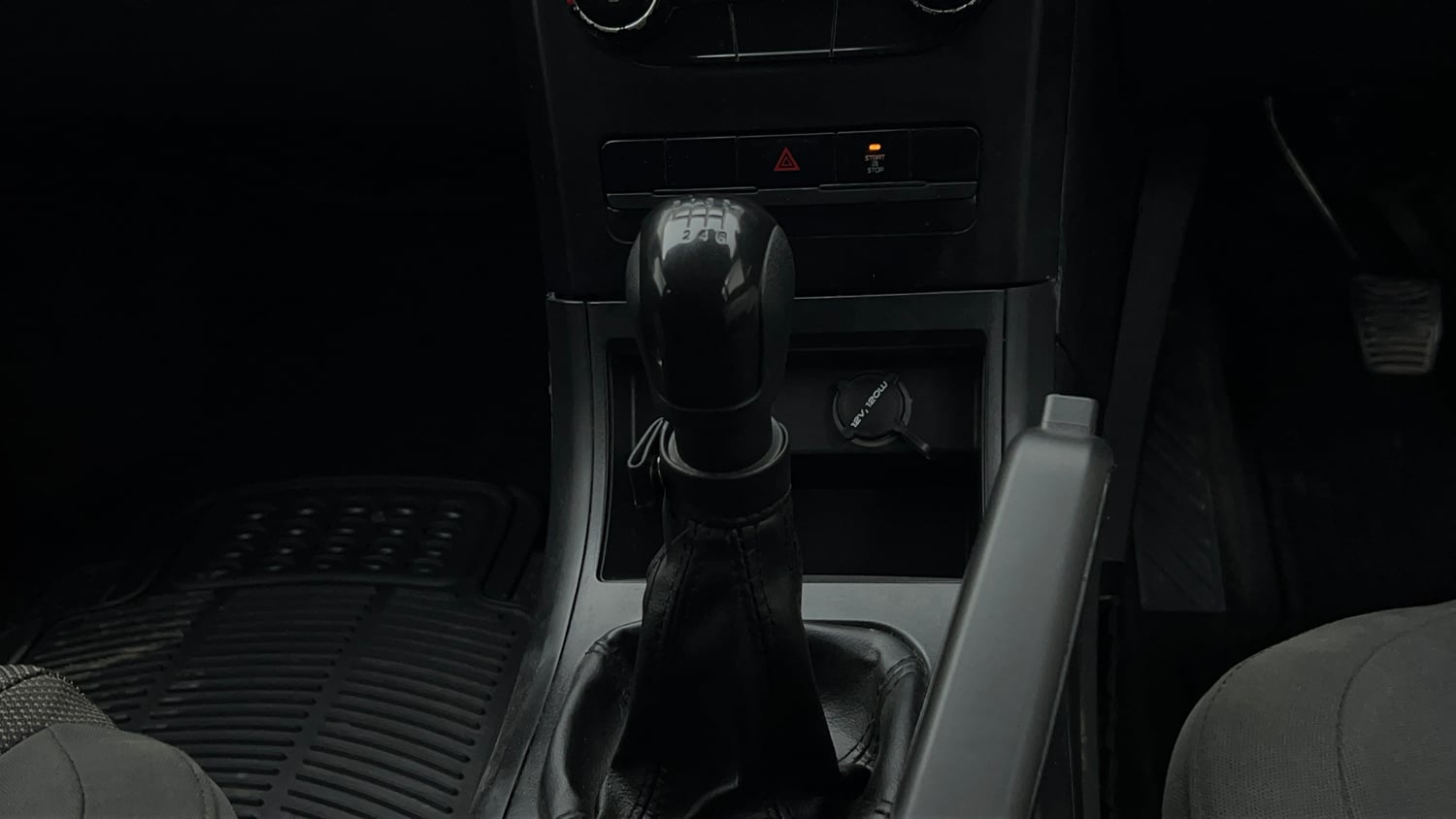 Used 2019 Mahindra XUV500 W5 Diesel Manual interior GEAR  KNOB VIEW