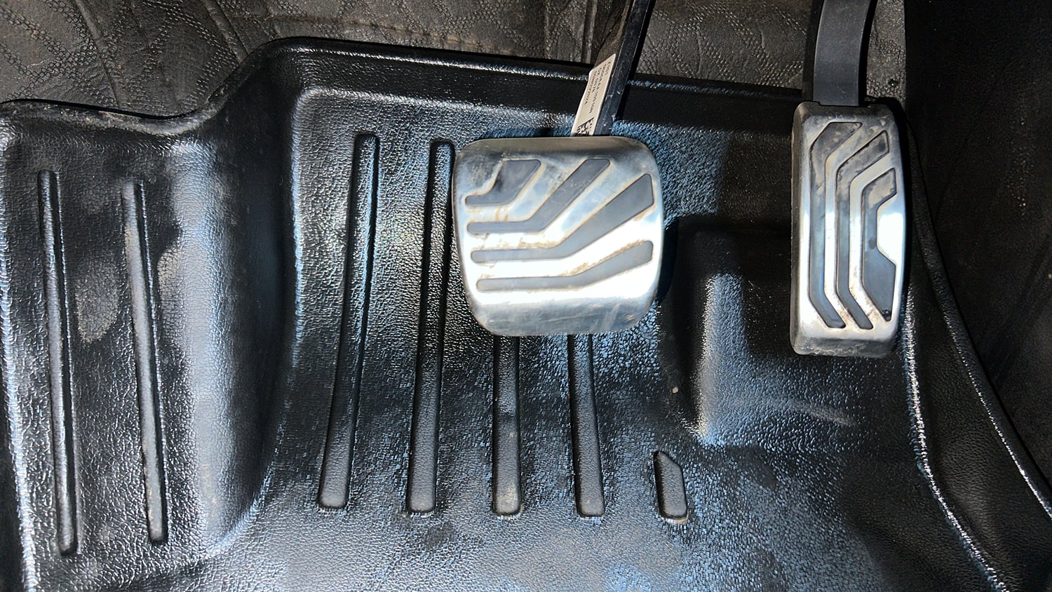 Used 2024 Mahindra Scorpio N Z8 L Diesel AT 4WD 7 STR Diesel Automatic interior PEDALS VIEW
