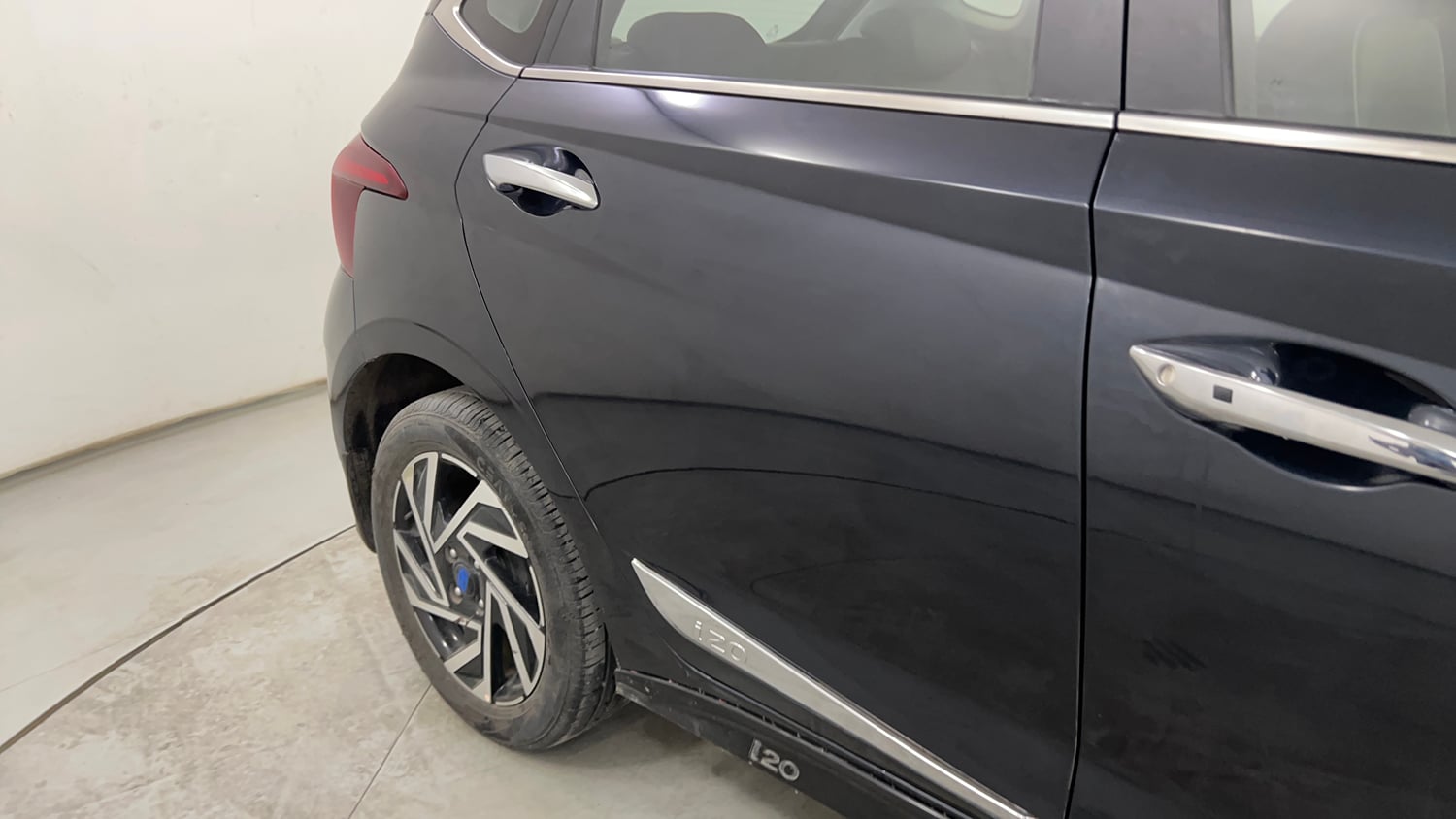 Used 2023 Hyundai New i20 Asta (O) 1.2 IVT Petrol Automatic dents MINOR SCRATCH