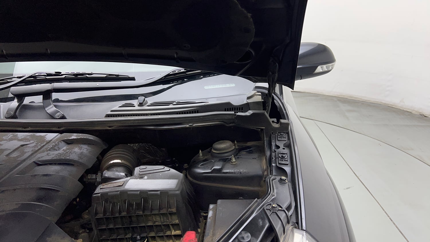 Used 2019 Mahindra XUV500 W5 Diesel Manual engine ENGINE LEFT SIDE HINGE & APRON VIEW