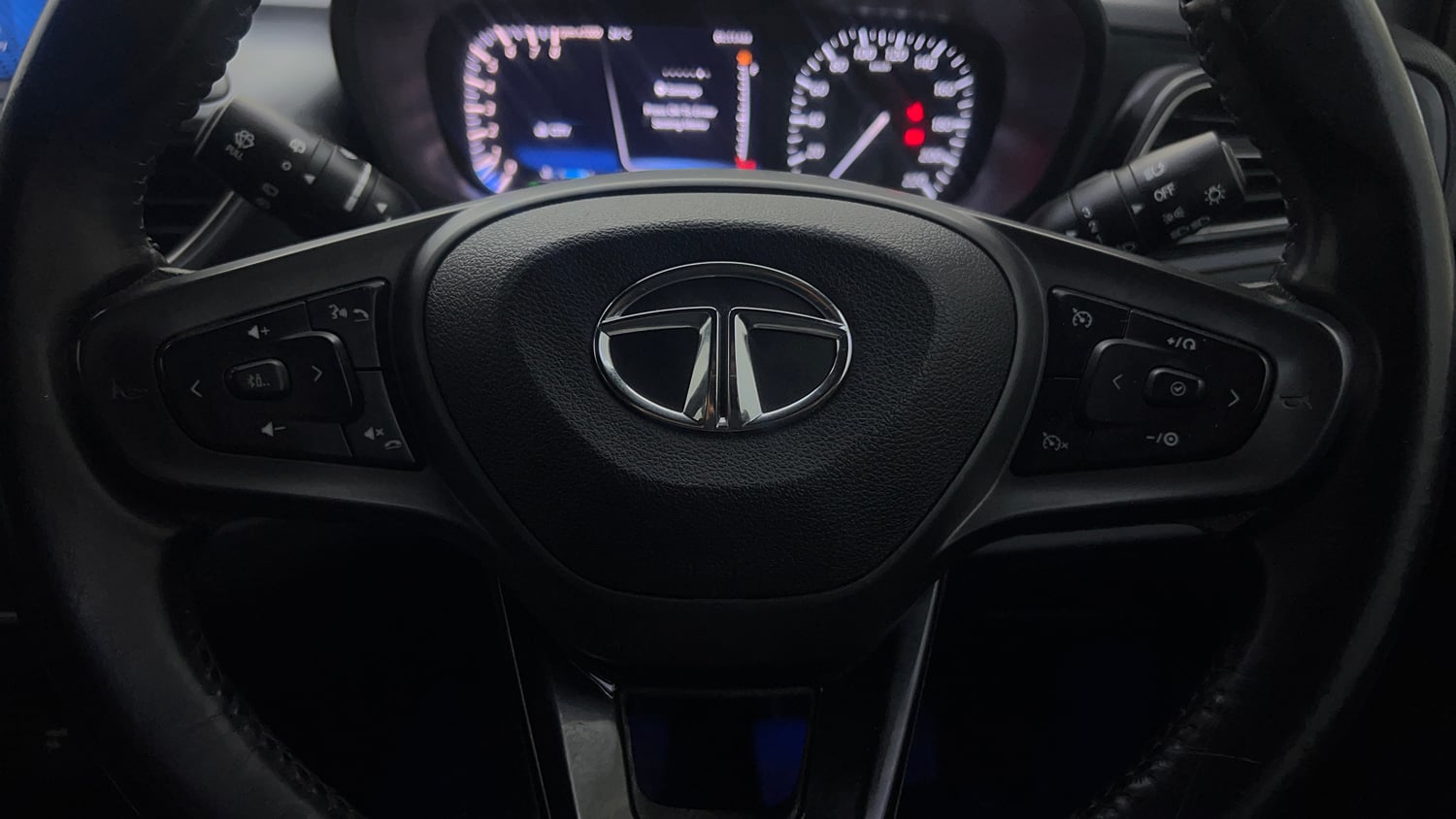 Used 2022 Tata Altroz XZ Plus i-Turbo Petrol Dark Edition Petrol Manual top_features Airbags
