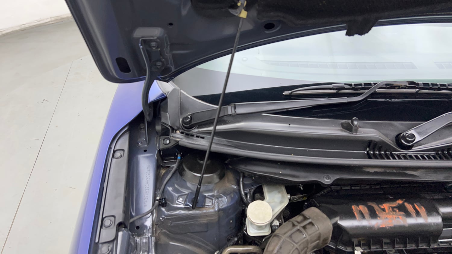 Used 2017 Maruti Suzuki Baleno Alpha 1.2 Petrol Manual engine ENGINE RIGHT SIDE HINGE & APRON VIEW