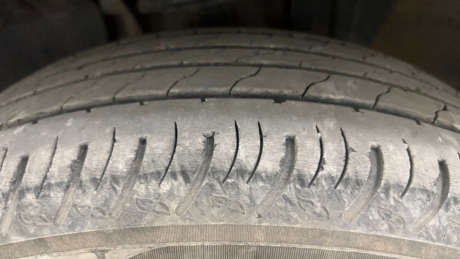 Used 2024 Nissan Magnite XV Premium Turbo CVT Petrol Automatic tyres LEFT FRONT TYRE TREAD VIEW