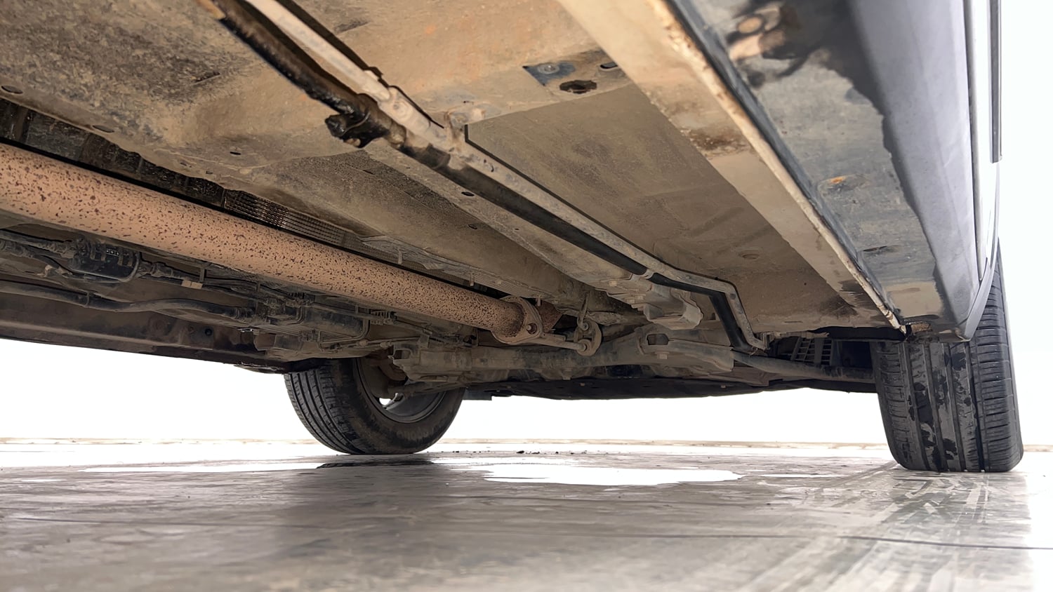 Used 2022 Mahindra XUV700 AX 7 Petrol MT 7 STR Petrol Manual extra REAR RIGHT UNDERBODY VIEW