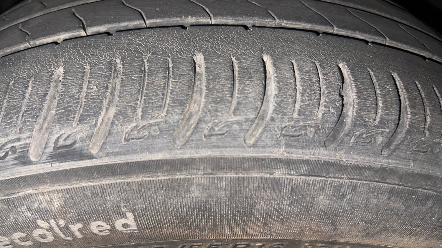 Used 2022 Tata Altroz XZ Plus i-Turbo Petrol Dark Edition Petrol Manual tyres RIGHT FRONT TYRE TREAD VIEW