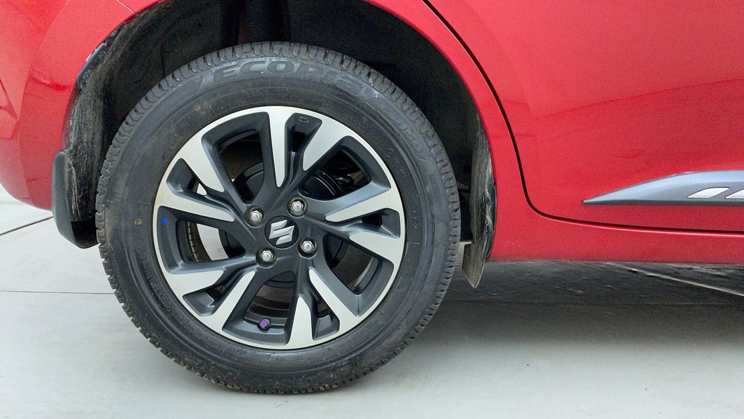 Used 2024 Maruti Suzuki Swift ZXi Plus Dual Tone AMT Petrol Automatic tyres RIGHT REAR TYRE RIM VIEW