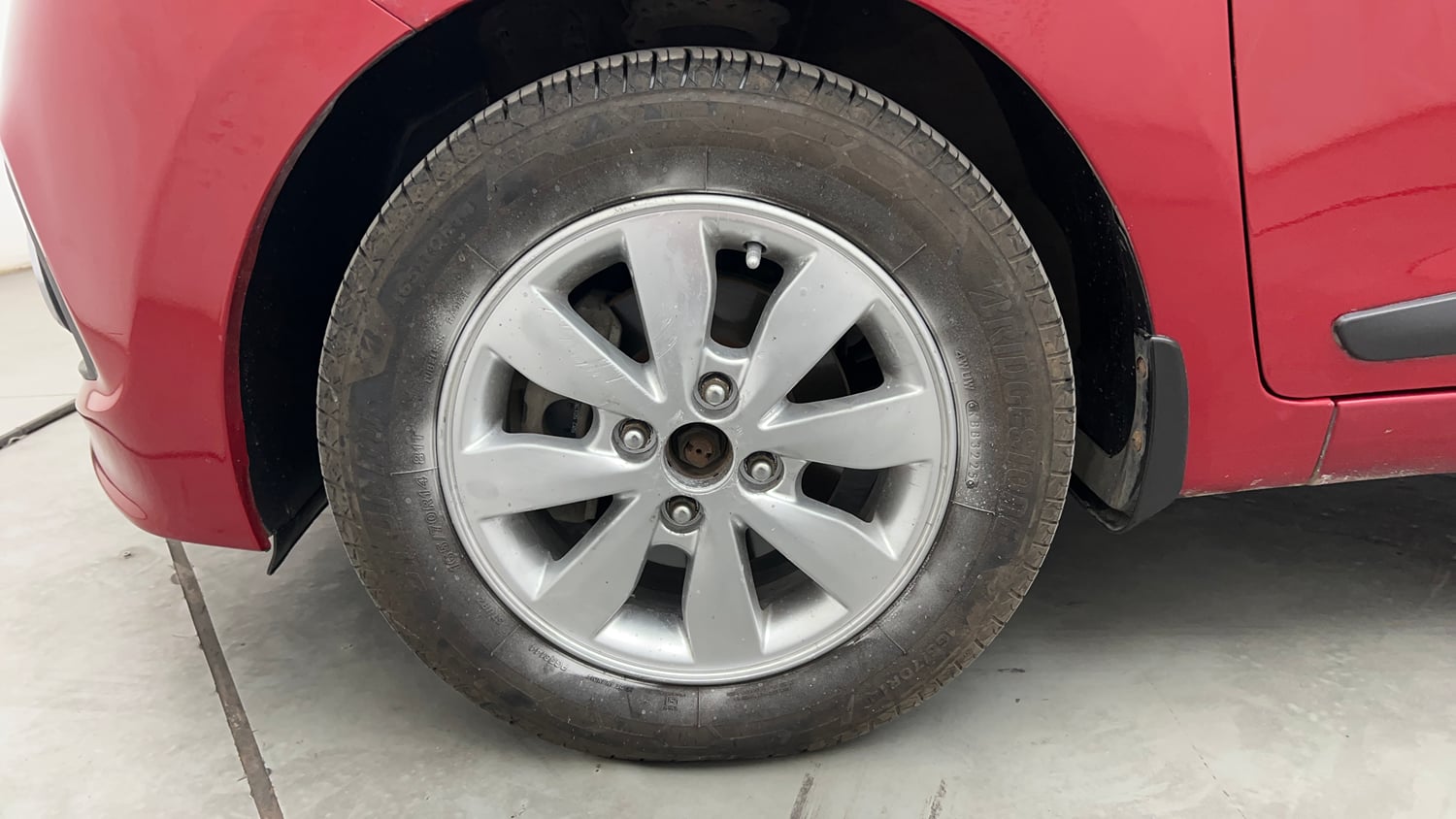 Used 2016 Hyundai Xcent SX 1.1 CRDi Diesel Manual tyres LEFT FRONT TYRE RIM VIEW