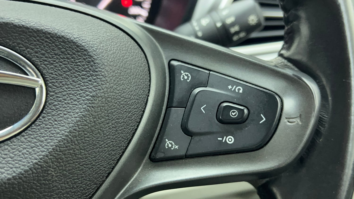 Used 2022 Tata Altroz XZA Plus Petrol Petrol Automatic top_features Cruise control