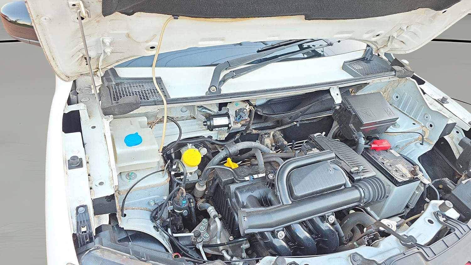 Used 2022 Renault Kwid CLIMBER Petrol Manual engine ENGINE RIGHT SIDE HINGE & APRON VIEW