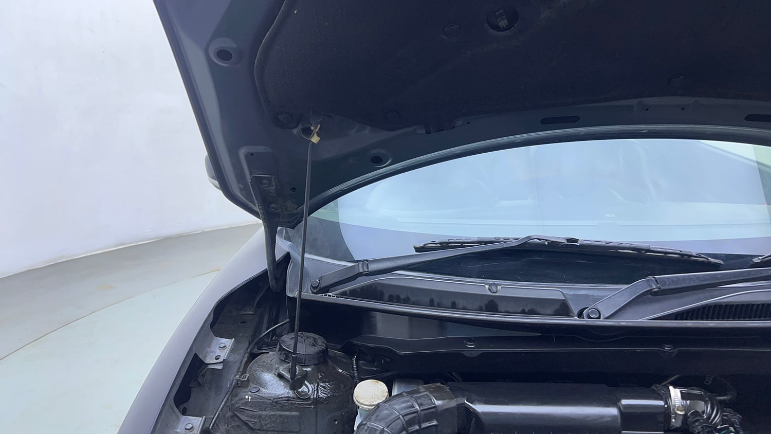 Used 2019 Maruti Suzuki Swift VXi Petrol Manual engine ENGINE RIGHT SIDE HINGE & APRON VIEW