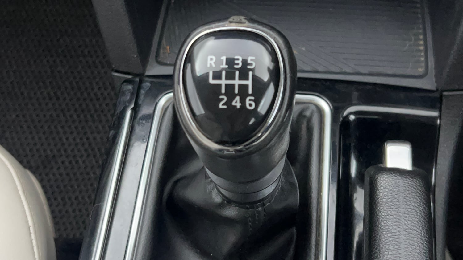 Used 2022 Mahindra XUV700 AX 7 Petrol MT 7 STR Petrol Manual interior GEAR  KNOB VIEW