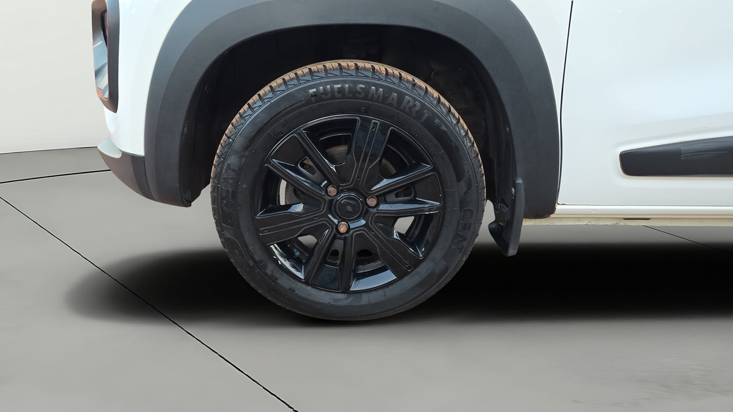 Used 2022 Renault Kwid CLIMBER Petrol Manual tyres LEFT FRONT TYRE RIM VIEW