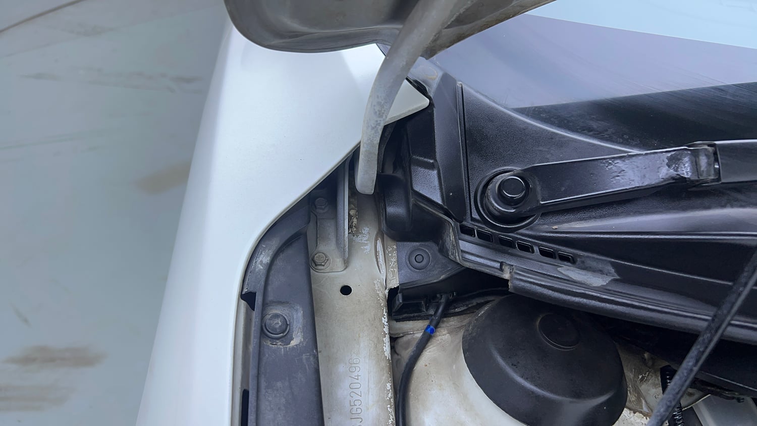 Used 2018 Maruti Suzuki Baleno Alpha 1.2 Petrol Manual engine ENGINE RIGHT SIDE HINGE & APRON VIEW