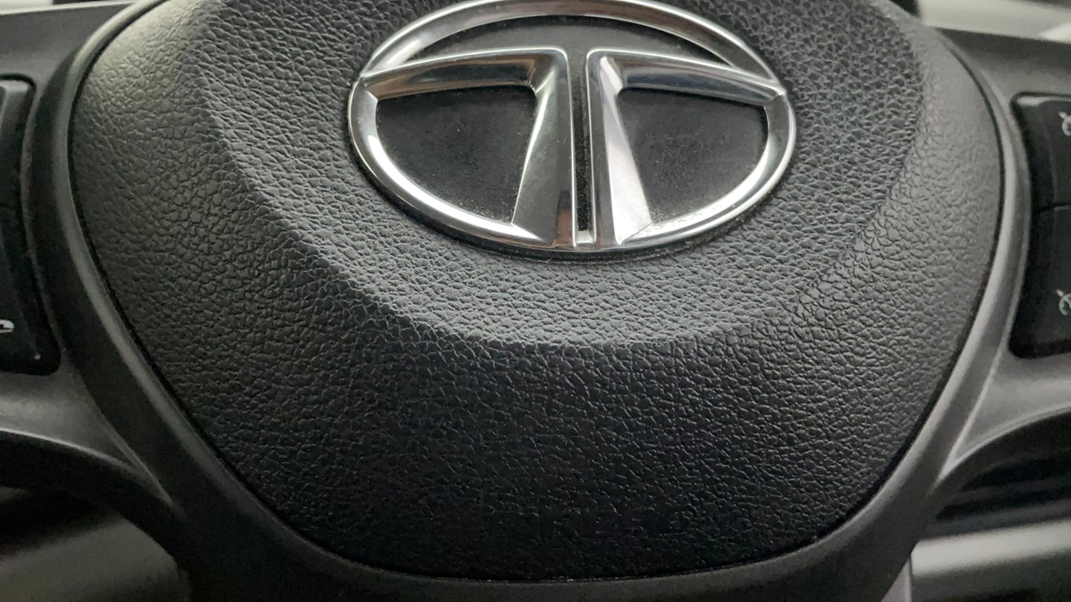 Used 2020 Tata Altroz XT Petrol Petrol Manual top_features Airbags