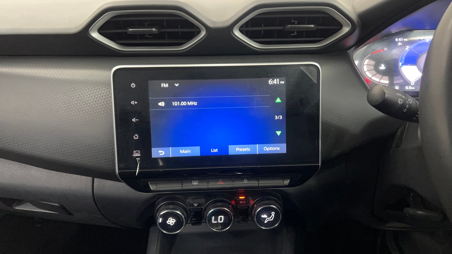 Used 2024 Nissan Magnite XV Premium Turbo CVT Petrol Automatic interior MUSIC SYSTEM & AC CONTROL VIEW