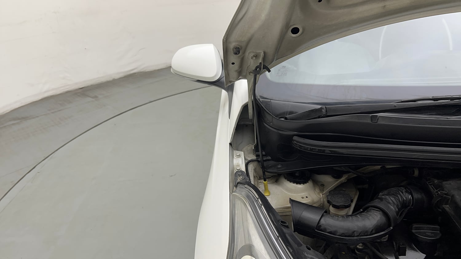 Used 2018 Hyundai Xcent SX Petrol Manual engine ENGINE RIGHT SIDE HINGE & APRON VIEW