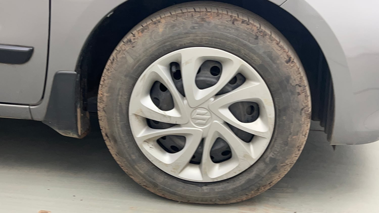 Used 2023 Maruti Suzuki Celerio VXi Petrol Manual tyres RIGHT FRONT TYRE RIM VIEW