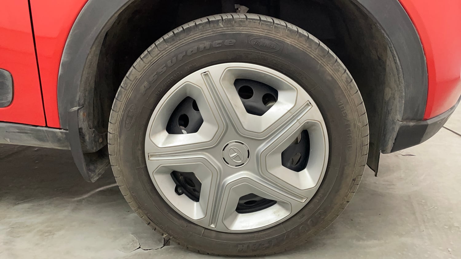 Used 2023 Tata Nexon XMA (S) Petrol Automatic tyres RIGHT FRONT TYRE RIM VIEW
