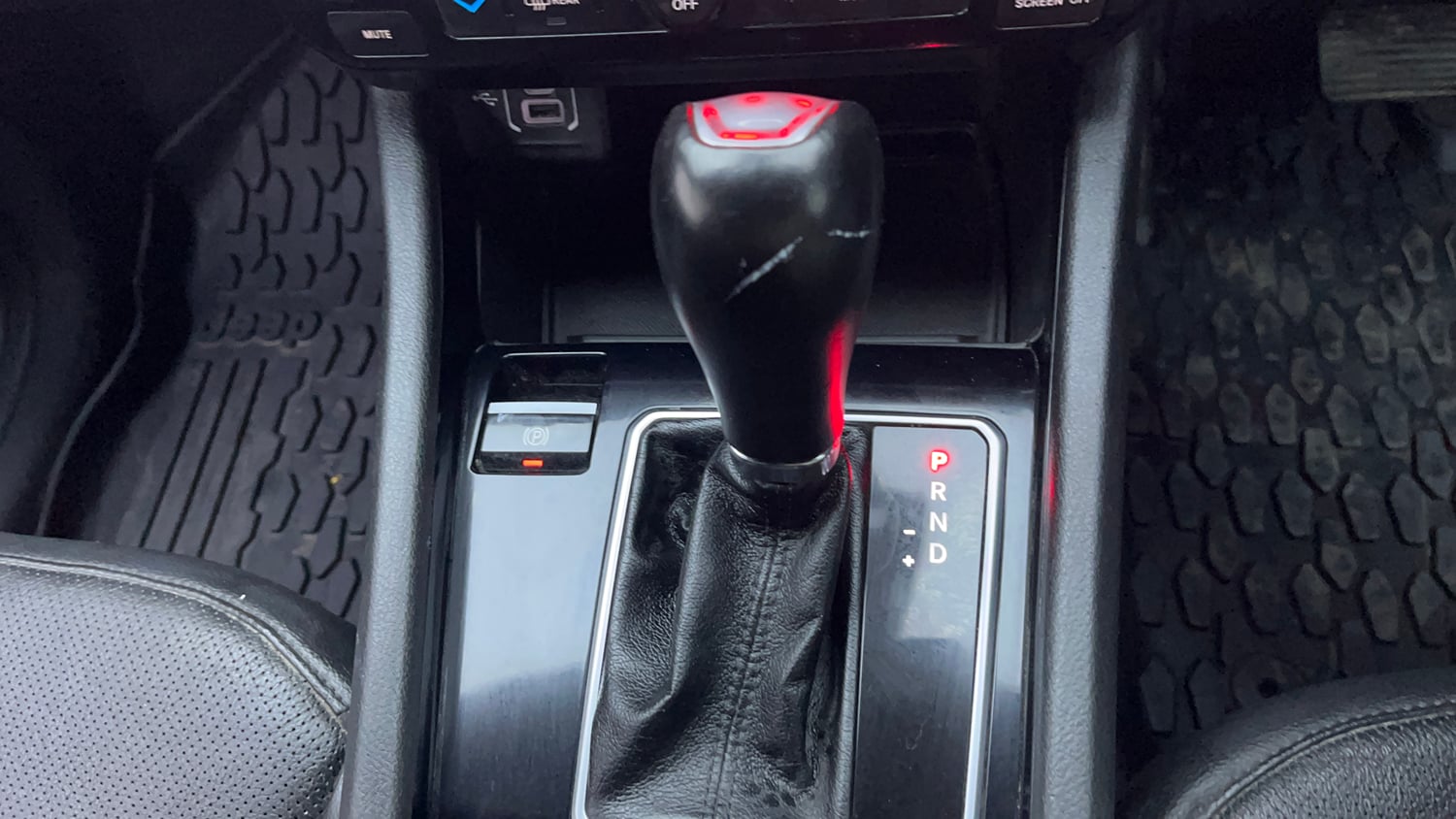Used 2022 Jeep Compass Model S (O) 1.4 Petrol DCT Petrol Automatic interior GEAR  KNOB VIEW