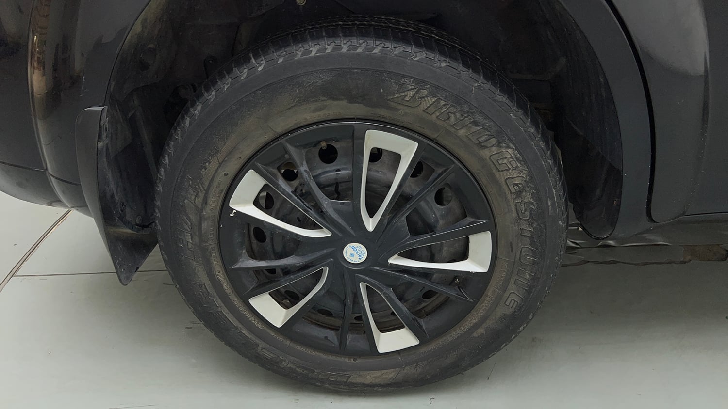Used 2019 Mahindra XUV500 W5 Diesel Manual tyres RIGHT REAR TYRE RIM VIEW