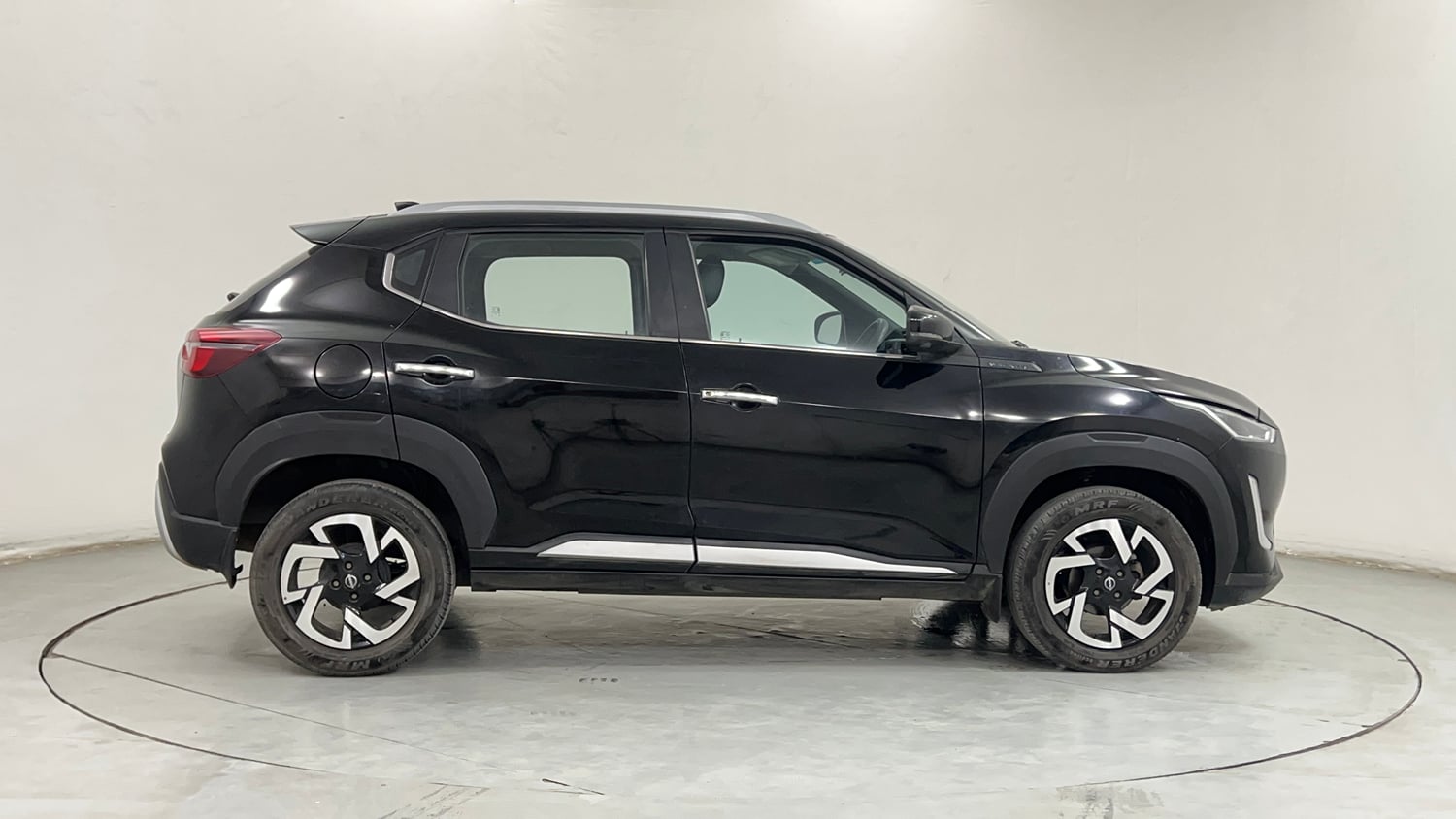 Used 2024 Nissan Magnite XV Premium Turbo CVT Petrol Automatic exterior RIGHT SIDE VIEW