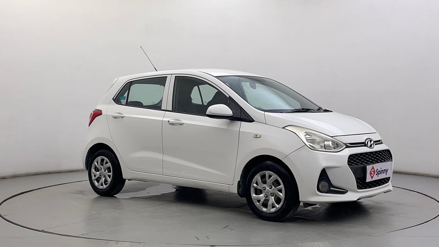 Used 2017 Hyundai Grand i10 Magna 1.2 Kappa VTVT Petrol Manual exterior RIGHT FRONT CORNER VIEW