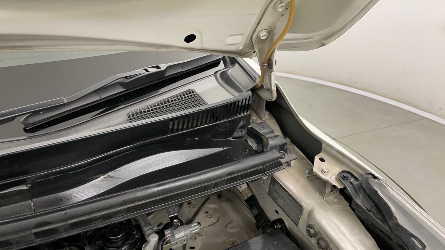 Used 2019 Toyota Innova Crysta 2.4 V 7 STR Diesel Manual engine ENGINE LEFT SIDE HINGE & APRON VIEW