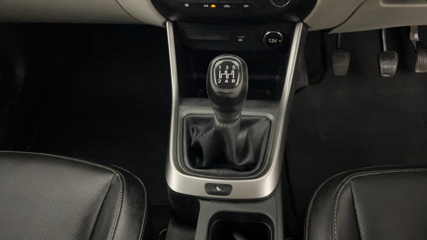 Used 2022 Tata Altroz XZ Plus Diesel Diesel Manual interior GEAR  KNOB VIEW