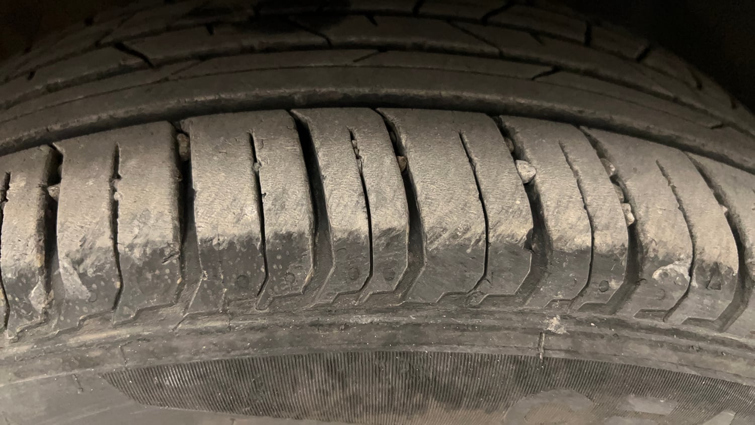 Used 2023 Hyundai New i20 Asta (O) 1.2 IVT Petrol Automatic tyres RIGHT FRONT TYRE TREAD VIEW