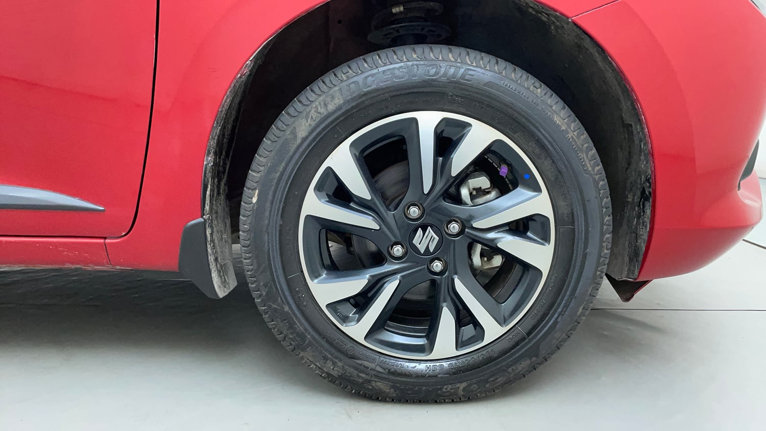 Used 2024 Maruti Suzuki Swift ZXi Plus Dual Tone AMT Petrol Automatic tyres RIGHT FRONT TYRE RIM VIEW