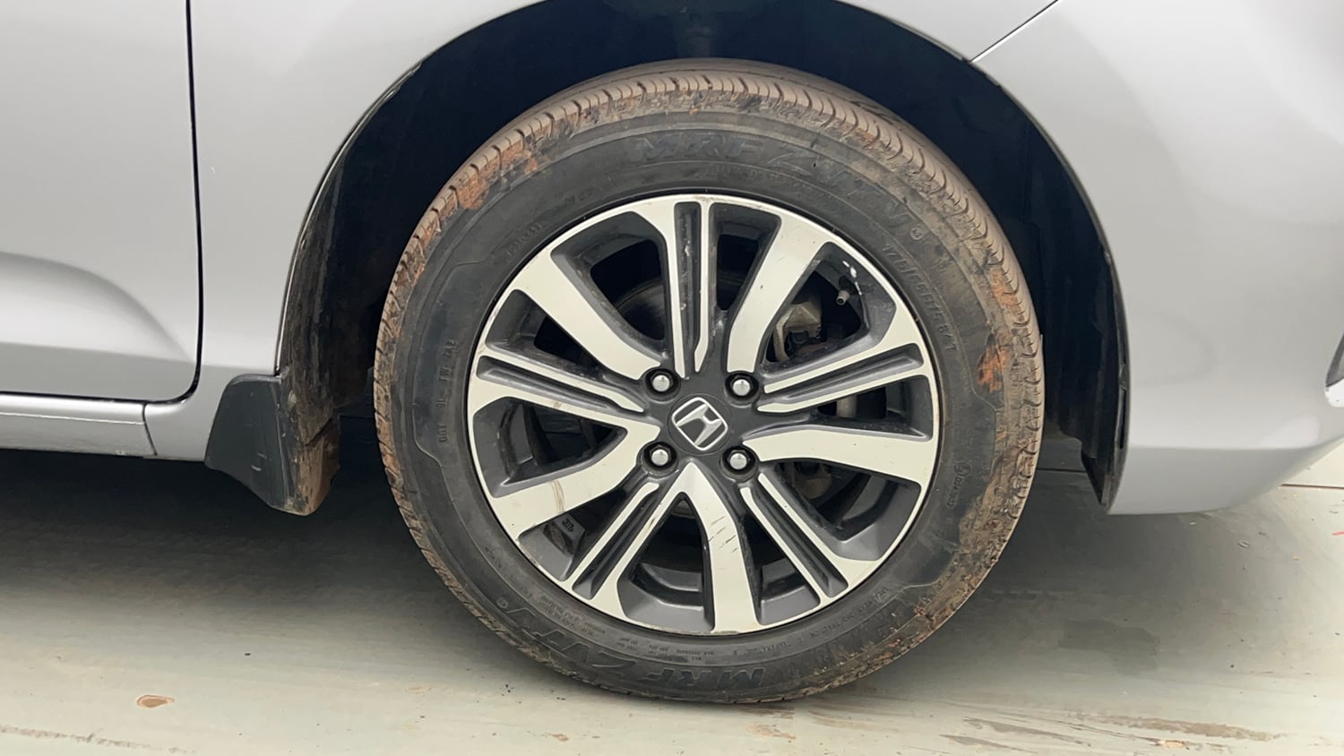 Used 2022 Honda Amaze VX MT 1.2 Petrol Petrol Manual tyres RIGHT FRONT TYRE RIM VIEW